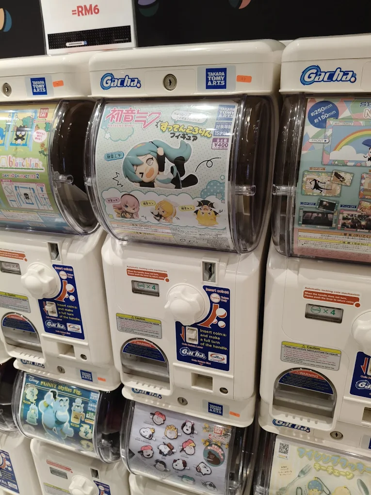 Toys Spot Fantazia, a gashapon paradise in LaLaport BBCC, features a wide variety of capsule toys and character goods from popular Japanese anime, manga, game characters.