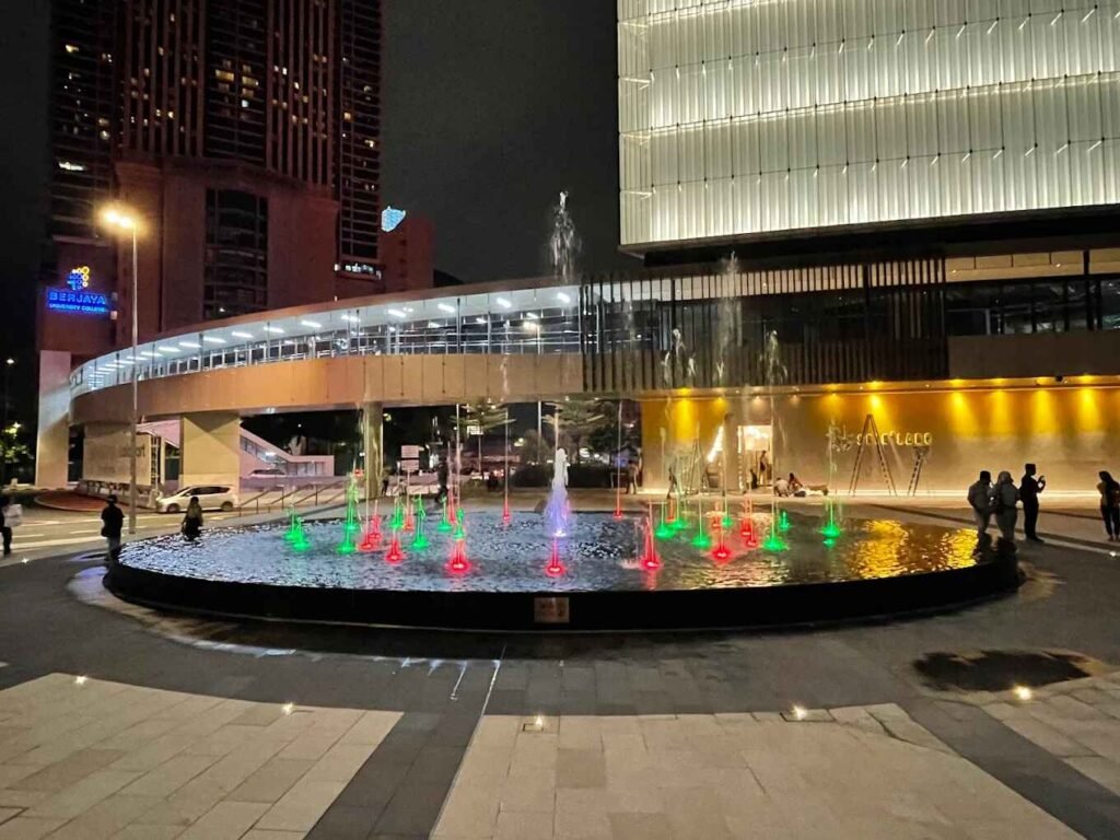 Gate Plaza Fountain BBCC LaLaport The picturesque Northern Entrance to LaLaport BBCC, featuring dynamic water displays with LED lights is a popular meeting point. It’s a perfect spot to relax, people-watch, and capture iconic photos amidst the urban landscape.