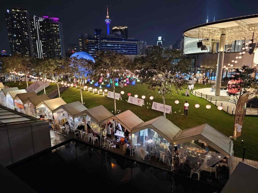 Market Event Rooftop Garden LaLaport BBCC Central Rooftop Garden is a 1,700-square-meter open-air sanctuary featuring a huge lawn area and a stage with projectors and vibrant lighting. Hosts exclusive events, high-energy gigs, yoga festivals, musical performances, thematic marketplaces, weddings and cultural shows.