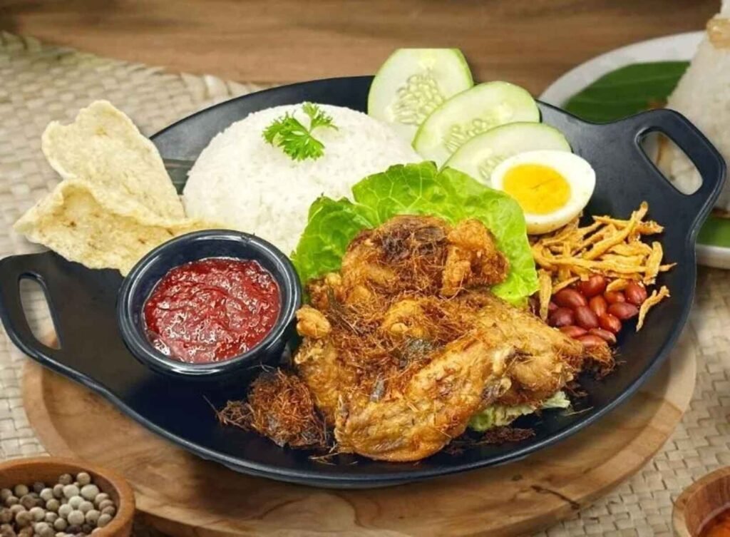 White Rice cooked in coconut milk and served with Sambal, Boiled Egg, Ikan Bilis, Peanut and local favourite Spiced Fried Chicken. Infused with a mix of herbs and spices, it is incredibly crunchy, juicy and accompanied with heaps of crispy addictive crumbs.