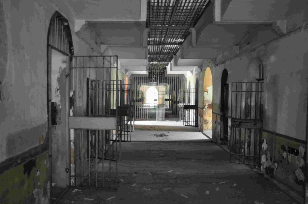 Due to poor hygiene conditions, a cholera epidemic in August 1895 resulted in the death of hundreds of prisoners in Pudu Prison.