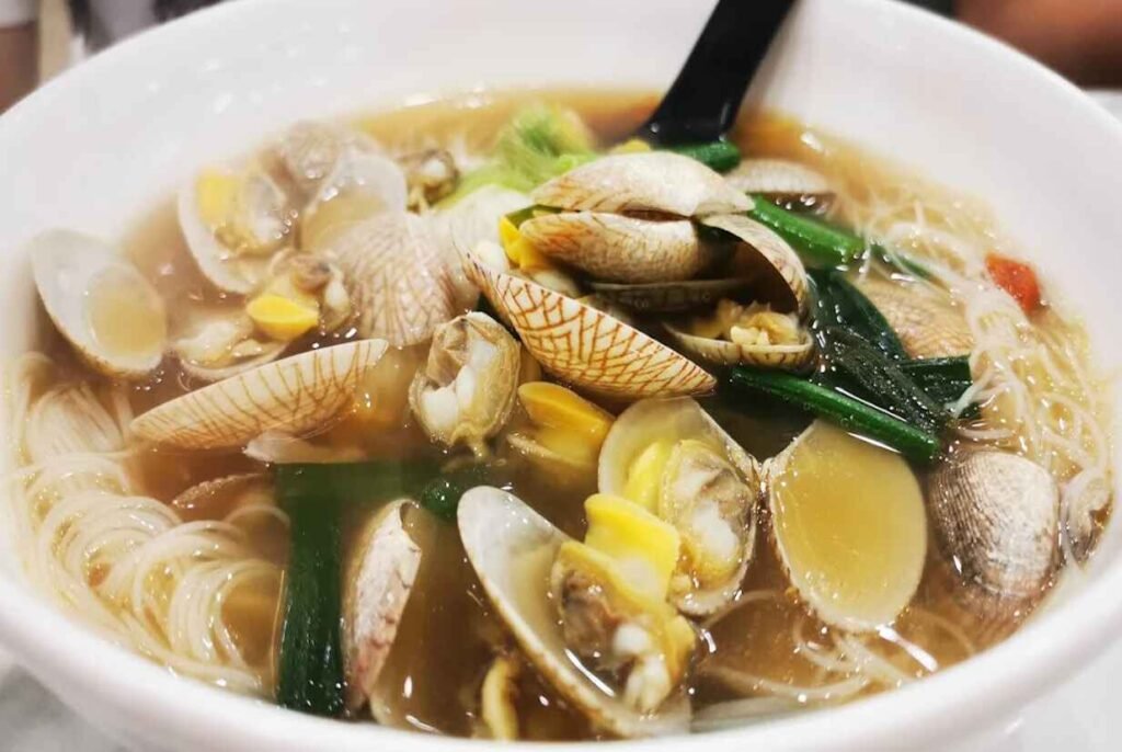 XO Lala Noodles, a signature dish at Li Ji Lala Noodle in Food Place, Pavilion KL feature fresh clams (lala) served with noodles in a savory, often ginger-infused, broth, celebrated for its comforting and aromatic flavors.
