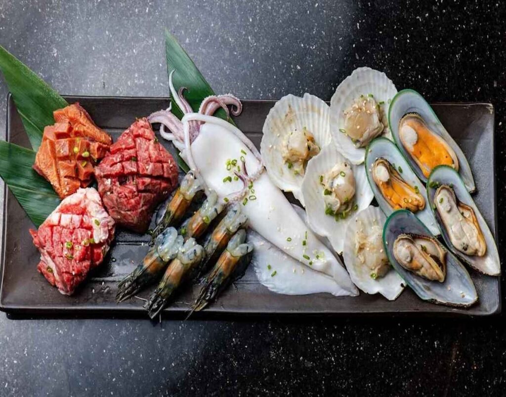 The Jyu Jyu Assortment Set Of The Day features Diamond Cut Harami, Diamond Cut Kalbi, Diamond Cut Beef Tongue, fresh prawns, squid, mussels, oysters and scallops.
A crowd favourite buffet option at Jyu Jyu Yakiniku, The Table @ Isetan The Japan Store, Lot 10, Bukit Bintang, Kuala Lumpur.