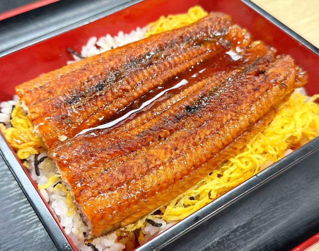 Una Jyu Double (grilled eel fillets), served with cooked rice in a rectangular, lacquered box with a clear soup that contains some of the eel's innards. A highly rated dish at Donburi House, Jonetz By Don Don Donki Lot 10, a Japanese supermarket in Bukit Bintang, Kuala Lumpur.
